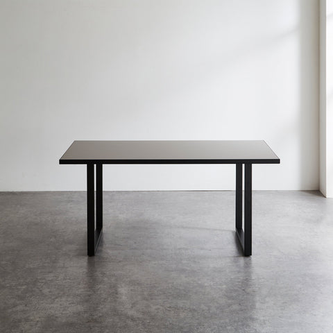 天板サイズ:幅150×奥行80cm、脚:ロの字