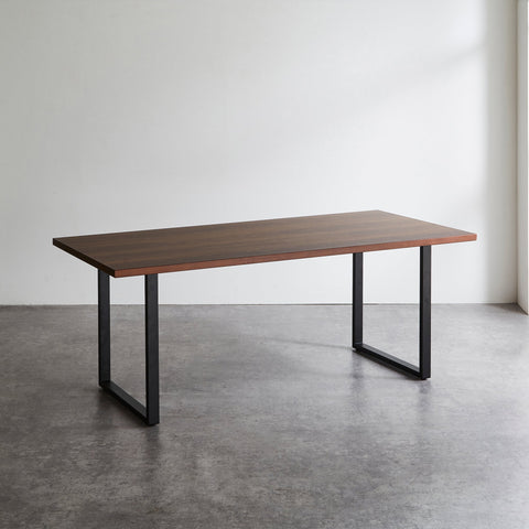 天板サイズ:幅180×奥行85cm、脚:ロの字