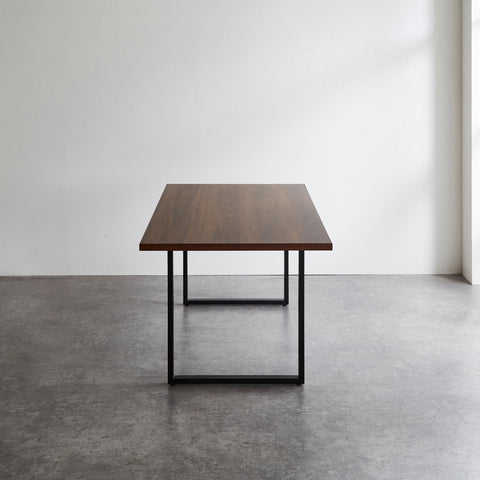 天板サイズ:幅180×奥行85cm、脚:ロの字