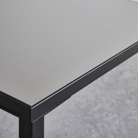 天板の縁にはパイン無垢材を使用